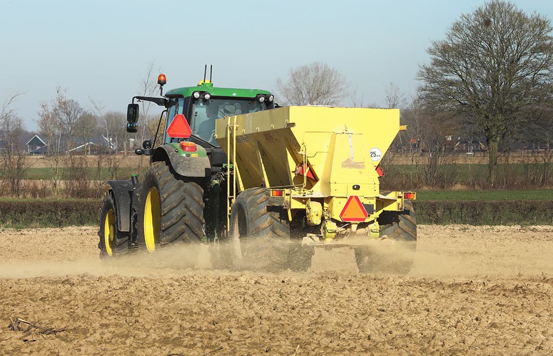 Bekalken van een perceel bouwland. Met een bekalking kan de pH van de grond vrij snel omhoog gebracht worden. De juiste pH zorgt voor een optimaal CEC. - Foto: Henk Riswick