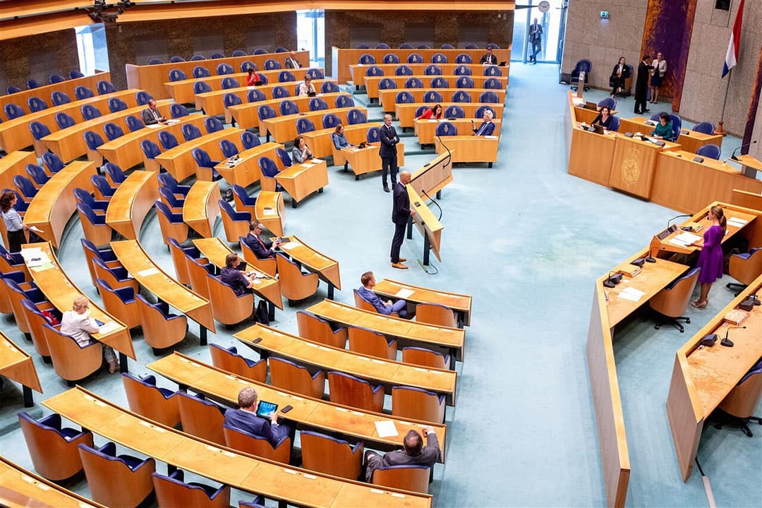 Zowel linkse als rechtse partijen blijken tijdens een debat tegen de mestplannen van minister Schouten. - Foto: Novum RegioFoto/Dirk Hol