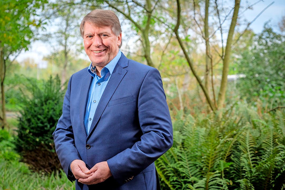 Voor de tuinbouwsector komt het vertrek van Sjaak van der Tak als een verrassing. - Foto: Fred Libochant