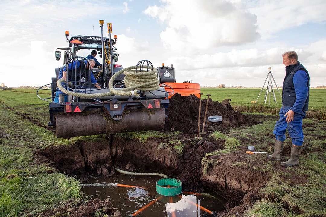 Aanleg van onderwaterdrainage. Elk perceel krijgt een soort put van waaruit de drains gevoed worden. Bij drukdrainage wordt er nog een pomp aan toegevoegd. - Foto's: Herbert Wiggerman