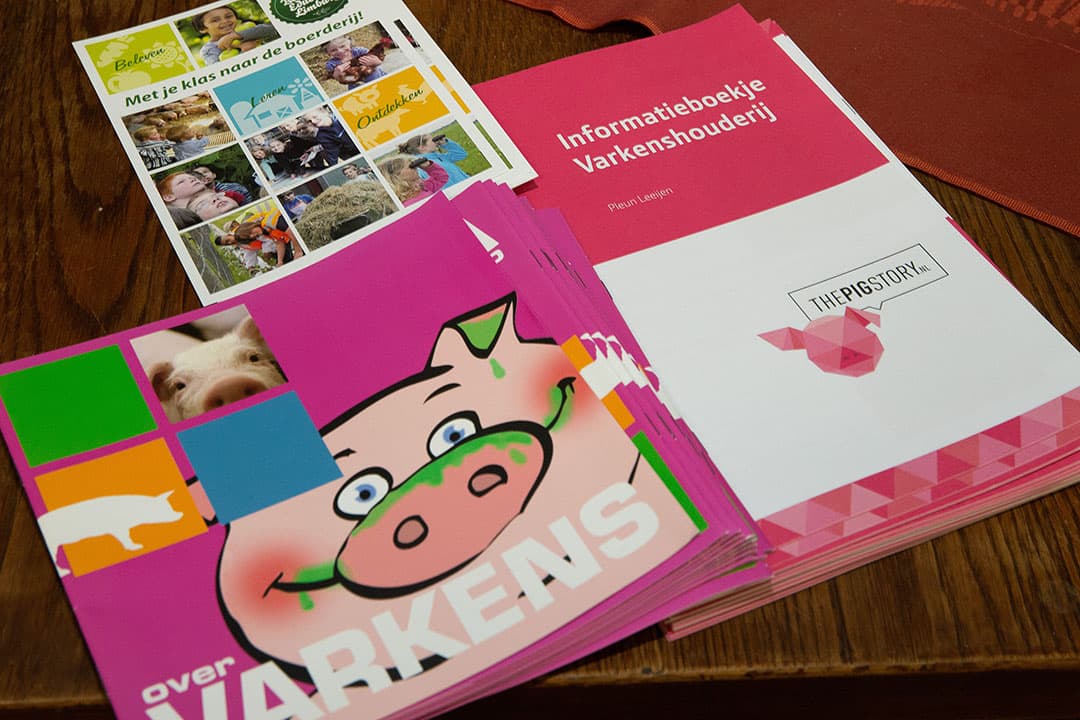 Promotiemateriaal van de varkenssector, met rechts het nieuwe informatieboekje.