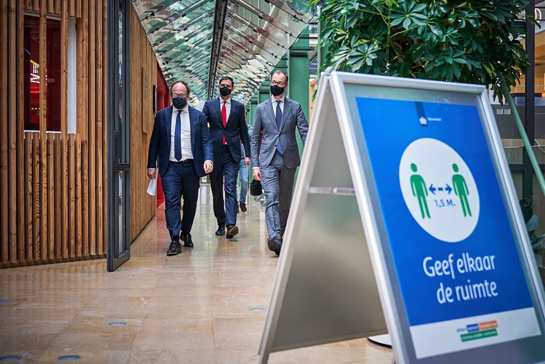 Ministers Eric Wiebes (Economische Zaken en Klimaat), Wouter Koolmees (Sociale Zaken en Werkgelegenheid) en Wopke Hoekstra (Financien) presenteren extra steunmaatregelen voor ondernemers die financieel getroffen zijn door de coronacrisis. - Foto: ANP