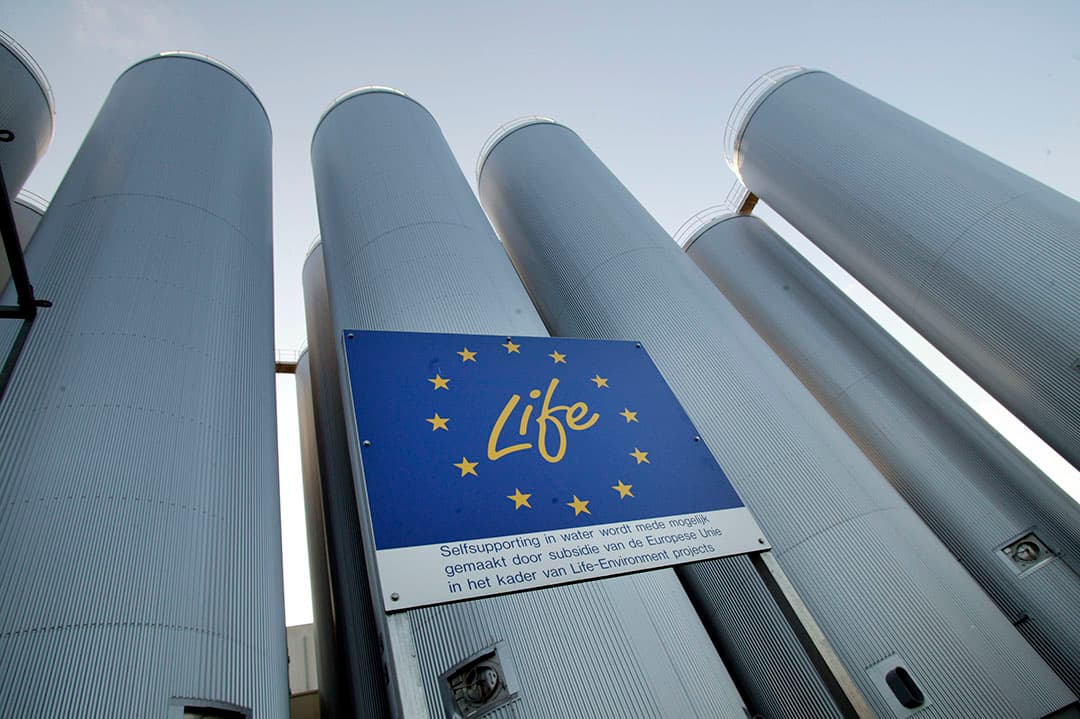 Zuivelpark van DOC Kaas in Hoogeveen (Dr.). Op het bord 'Selfsupporting in water wordt mede mogelijk gemaakt door subsidie van de Europese Unie'.- Foto: Koos Groenewold