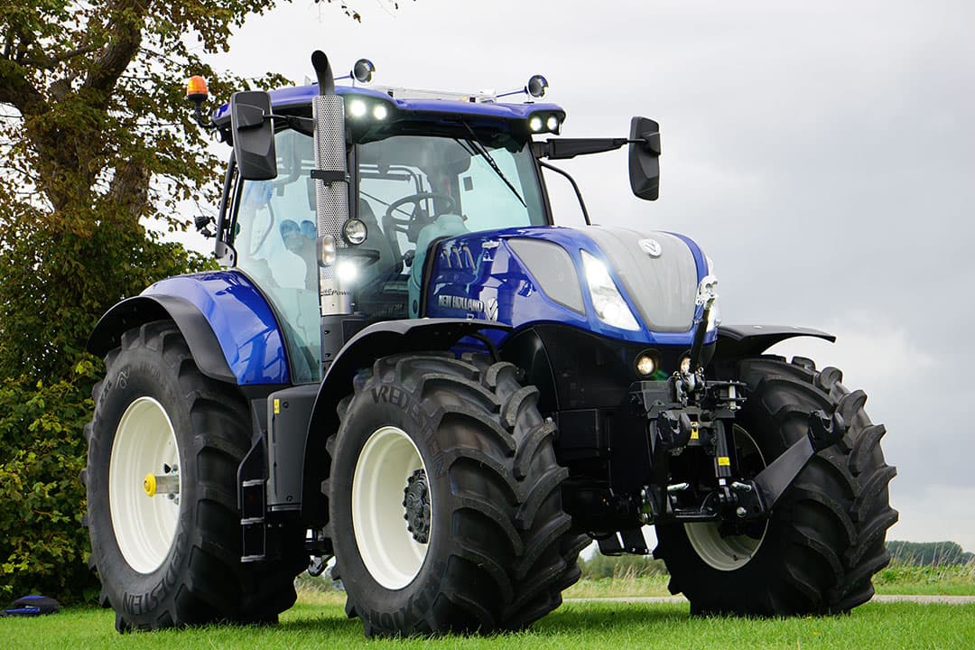 Ook deze limited-edition (25 stuks beschikbaar voor Nederland) is uitgevoerd met Comfort-Control-luchtgeveerde cabine. Op deze manier viert New Holland tien jaar marktleiderschap in Nederland en het tienjarig bestaan van zijn Blue Edition-trekkers. Foto: New Holland