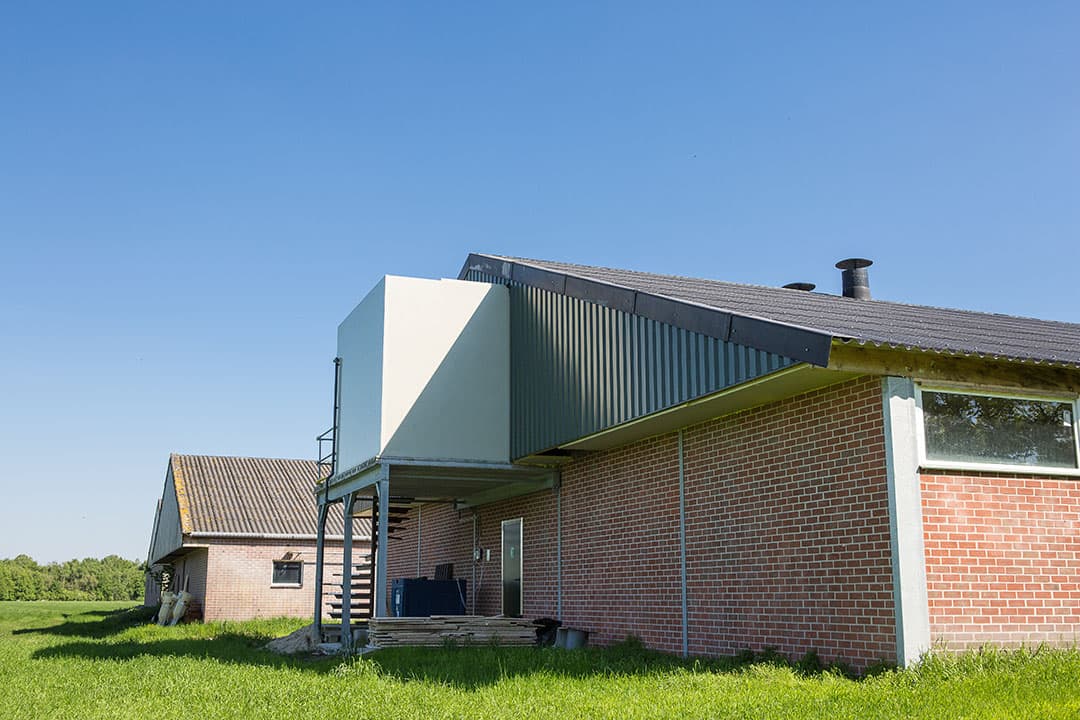Luchtwasser bij varkenshouderij. - Foto: Peter Roek