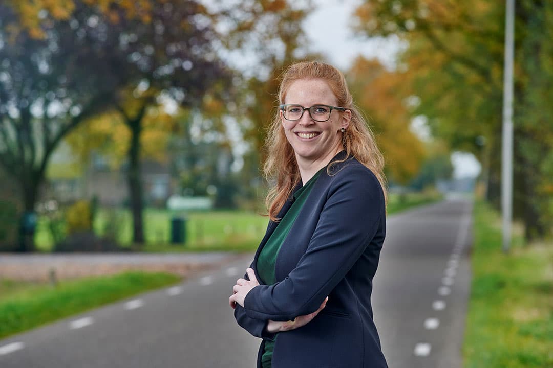 Jurist Franca Damen zegt dat op termijn rekening moet worden gehouden met de aanscherping van de normen voor ammoniakemissie, ook voor bestaande stallen. Foto: Van Assendelft Fotografie
