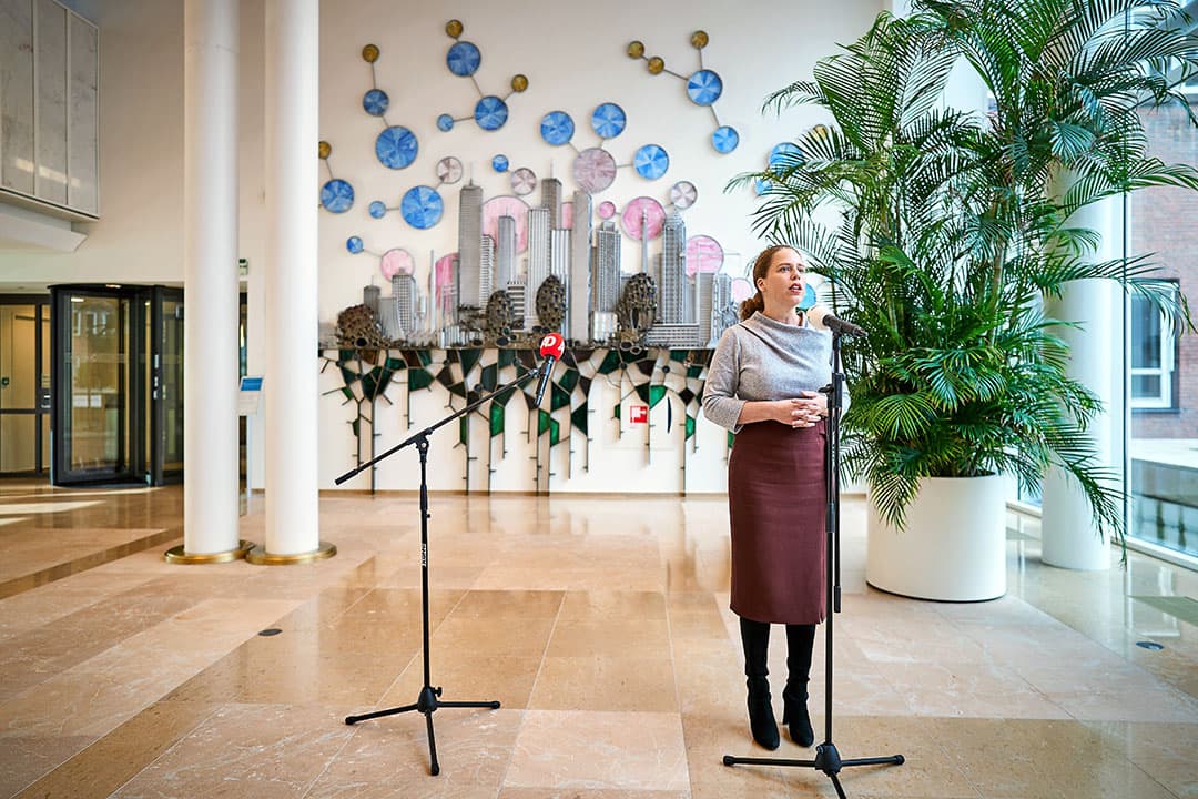 Minister Carola Schouten (LNV) staat de pers te woord op het ministerie, voordat zij haar nieuwe aanpak van de stikstofcrisis presenteert. - Foto: ANP/Phil Nijhuis