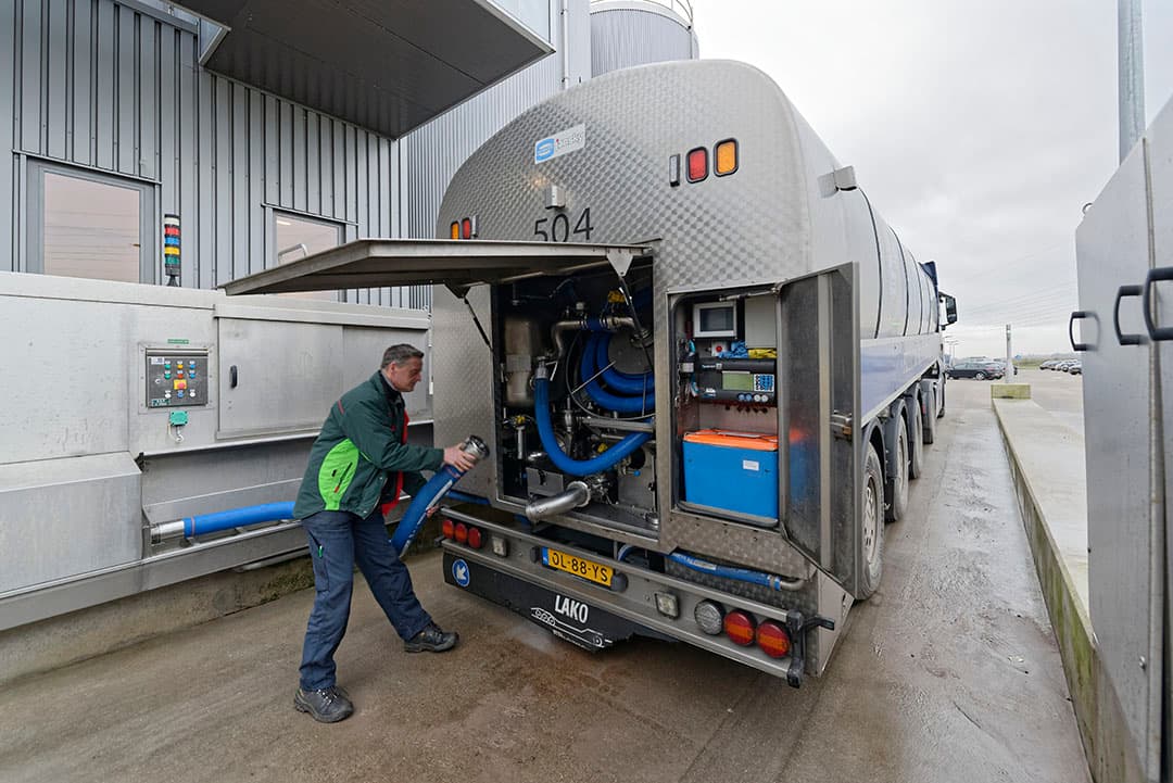 RMO levert melk af bij kaasmakerij Cono in West-Beemster. - Foto: Lex Salverda