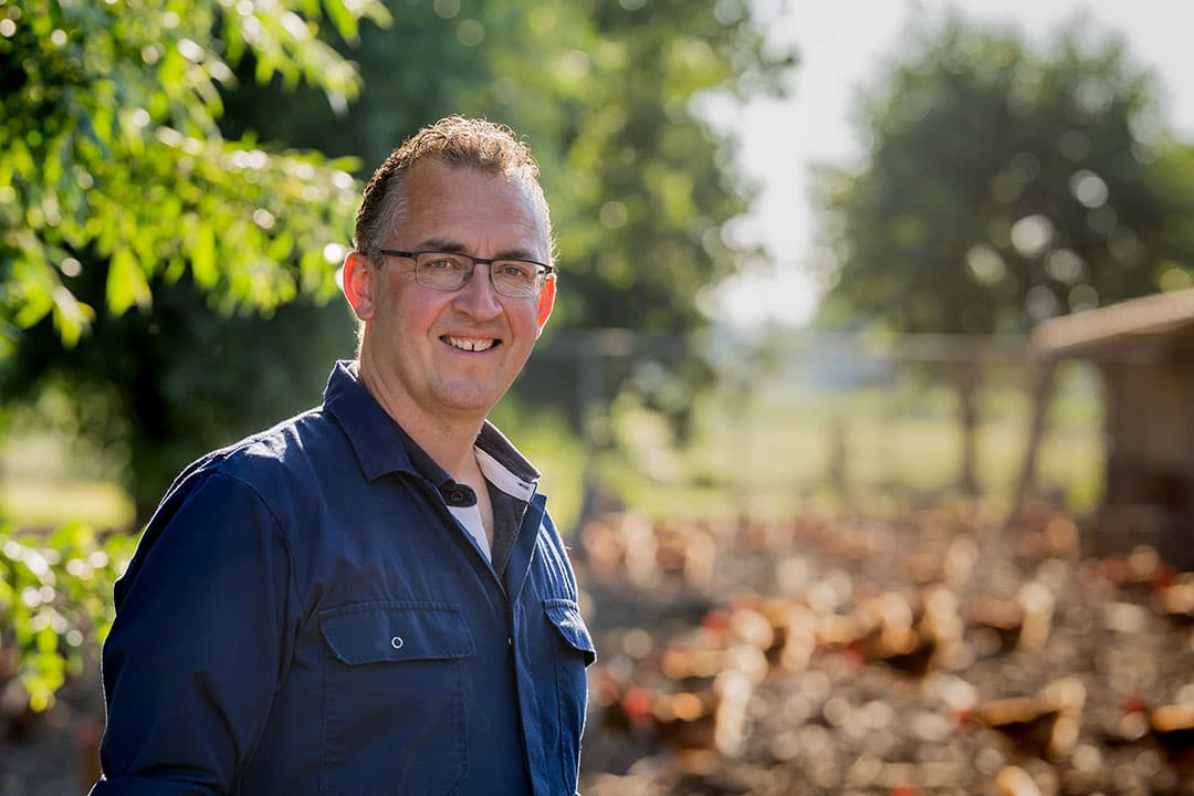 Kalver- en pluimveehouder Dick de Koning:  De gemiddelde Nederlander geeft maar 11% van zijn inkomen uit aan voedsel, zijn eerste levensbehoefte.  - Foto: Gerard Nel