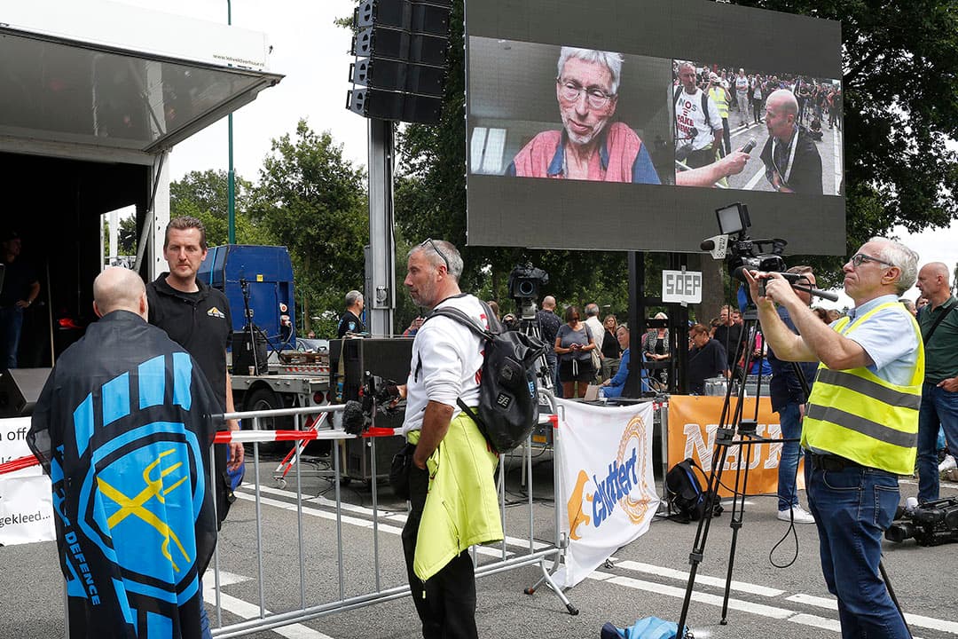 Tijdens het boerenprotest bij het RIVM in Bilthoven sprak MOB-voorzitter Johan Vollebroek de protesterende boeren toe. - Foto: Ton Kastermans
