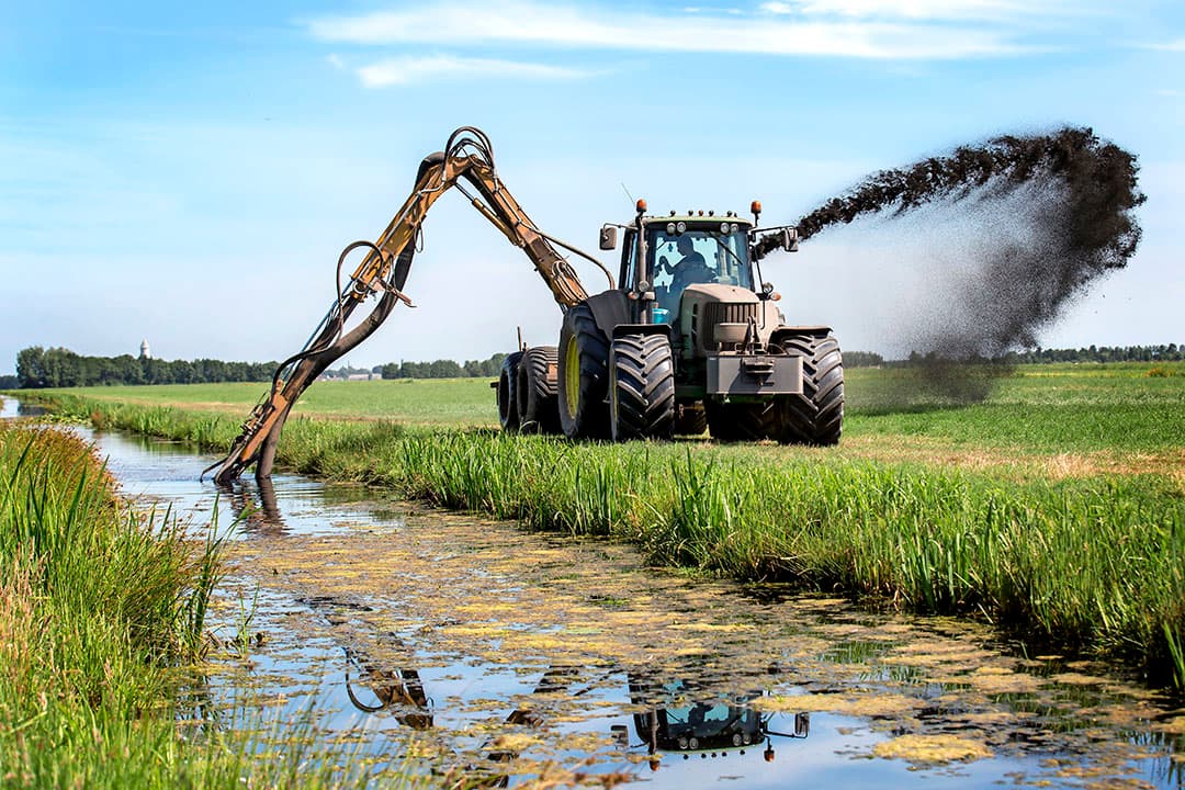 Bagger wordt als meststof op veenweidegrond gespoten. De Raad adviseert om het uitrijseizoen van mest flexibeler te maken, zodat het aansluit bij de actuele situatie. - Foto: Roel Dijkstra