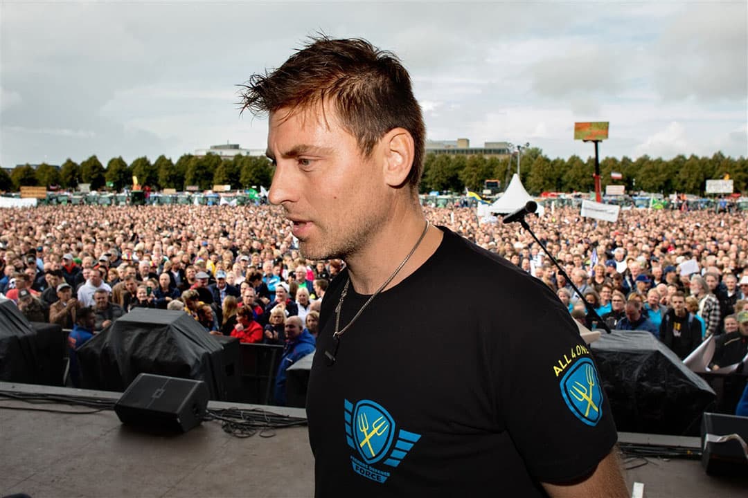 Marc van den Oever op het Malieveld-podium op 1 oktober. Hij riep de boeren op desnoods Schiphol en de Formule1-race in Zandvoort plat te leggen als er niet naar de boeren geluisterd zou worden. - Foto: Novum RegioFoto