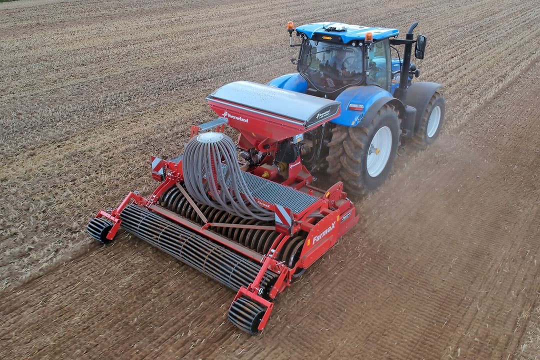 De Farmax Ringseeder in actie. De ringen en aandrukrollen komen op de plaats waar normaliter de aandrukrol zit van de rotorkopeg. - Foto: Farmax