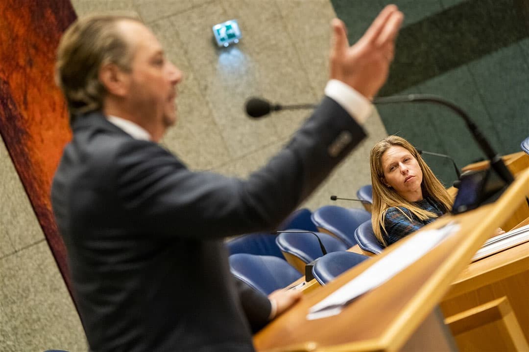 Carola Schouten, minister van Landbouw, Natuur en Voedselkwaliteit, luistert naar Barry Madlener (PVV) in de Tweede Kamer, najaar 2019. - Foto: ANP/Jerry Lampen