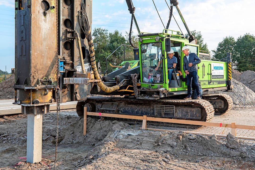 Henk Bleker, voorzitter Vee&Logistiek, sloeg onder toeziend oog van Andries Kingma, voorzitter Stichting Veehandel Noord-Nederland, symbolisch de eerste paal voor de nieuwe veemarkt. Foto: Anne van der Woude