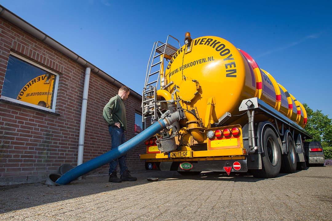 Laden van drijfmest bij een varkensbedrijf. - Foto: Peter Roek