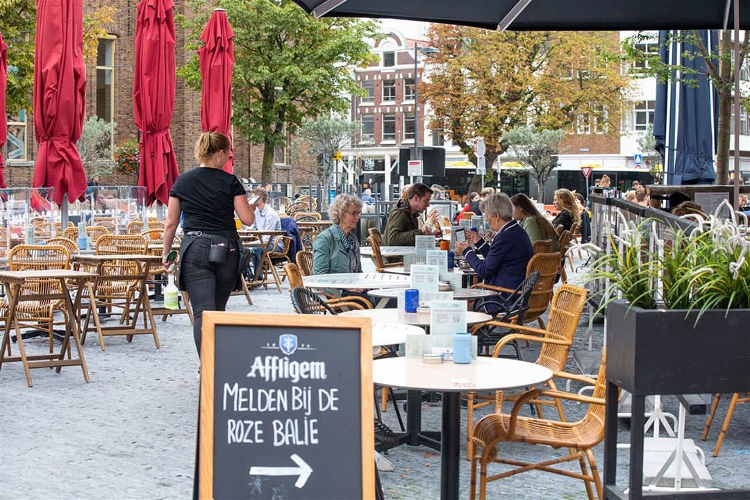 De weggevallen vraag naar voedselproducten door de horeca zorgt voor lagere prijzen. - Foto: ANP