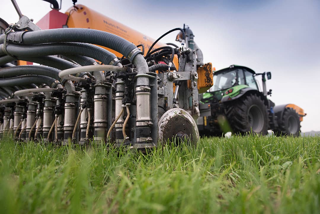 Een mesttank uitgerust met een NIR-sensor om heel precies mest te kunnen toedienen. NIeuwe technieken helpen om zo efficiënt mogelijk met mineralen om te gaan. - Foto: Mark Pasveer