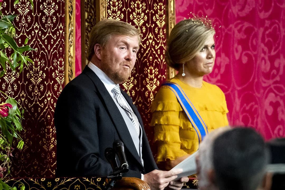 Koning Willem-Alexander leest, met aan zijn zijde koningin Maxima, de troonrede voor op Prinsjesdag aan leden van de Eerste en Tweede Kamer in de Grote Kerk. - Foto: ANP