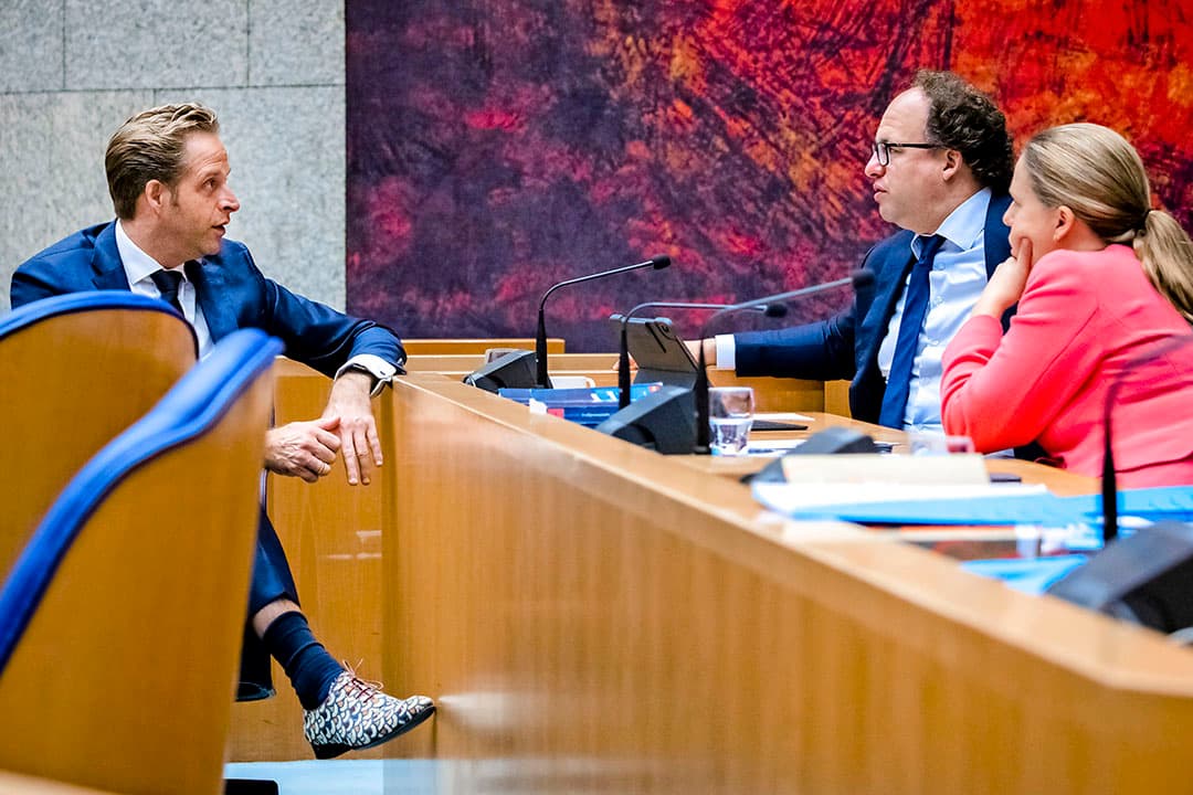 Minister Carola Schouten (rechts, Landbouw, Natuur en Voedselkwaliteit) tijdens de Algemene Politieke Beschouwingen in de Tweede Kamer in gesprek met haar collega's Wouter Koolmees (midden, Sociale Zaken en Werkgelegenheid) en Hugo de Jonge (links, Volksgezondheid, Welzijn en Sport). - Foto: ANP