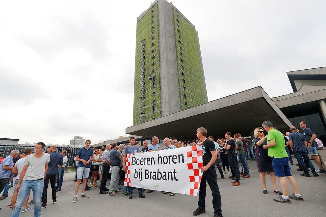 2017: boeren protesteren bij het Brabantse provinciehuis tegen het veehouderijbeleid. - Foto: Bert Jansen