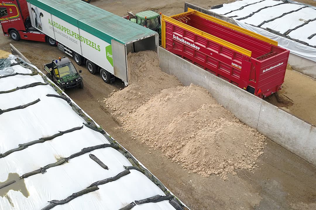 Lossen van aardappelpersvezels. - Foto: Ton Kastermans