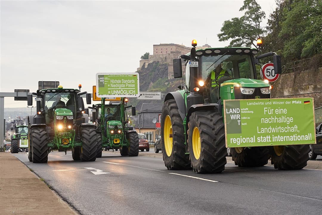 Boerenprotest tijdens het beraad van landbouwministers in Koblenz, Duitsland. - Foto: ANP