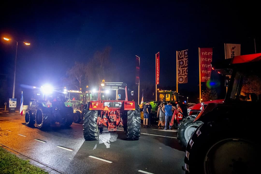 Het Mediapark in Hilversum wordt geblokkeerd door tientallen trekkers. De actie vindt plaats omdat minister Schouten aanschuift bij het programma Zomergasten, dat op het Mediapark wordt opgenomen. Foto: ANP