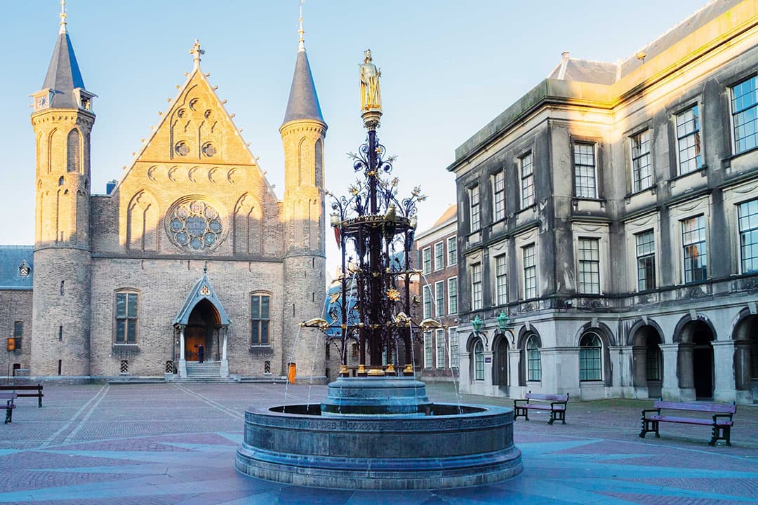 Een ministerie is een soort fontein met allerlei verschillende stromen die in dezelfde vijver uit moeten komen. - Foto: Canva/neirfy