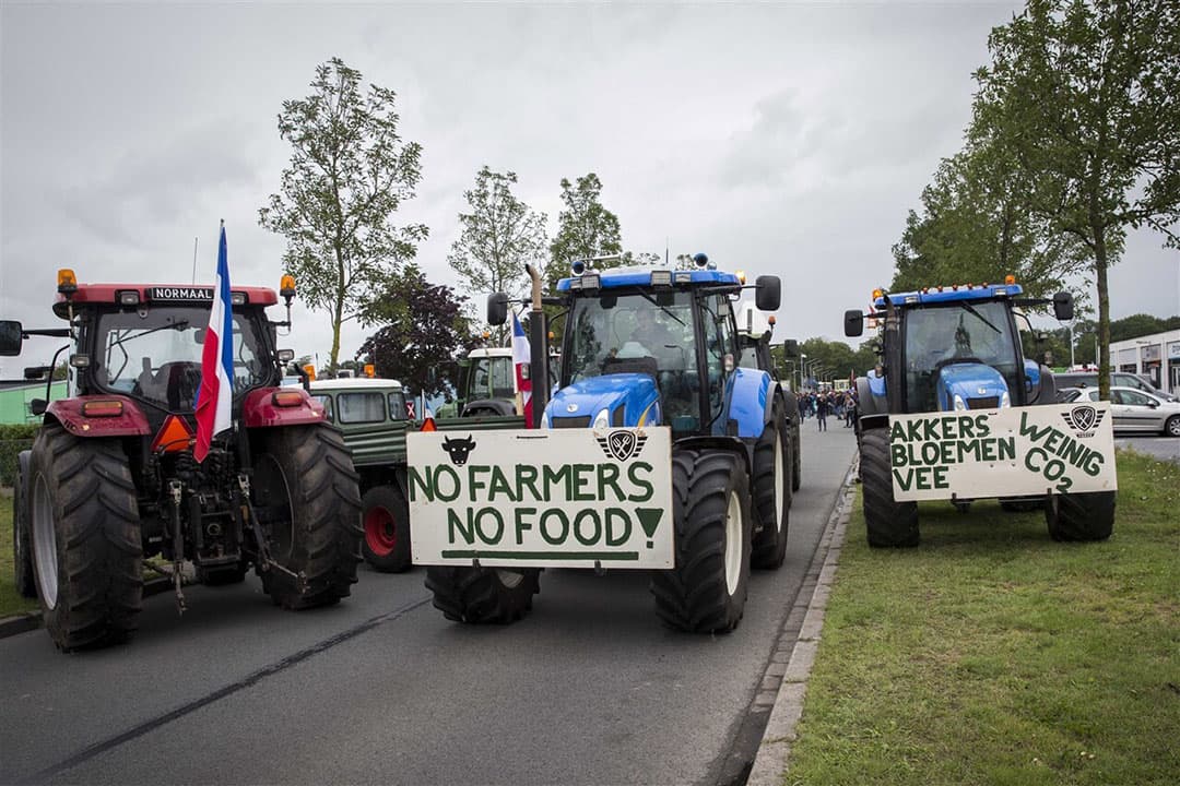 Boeren vertrekken na het blokkeren van het distributiecentrum van Albert Heijn in Zwolle. De blokkade was een protest tegen de lage prijzen die boeren krijgen. - Foto: ANP