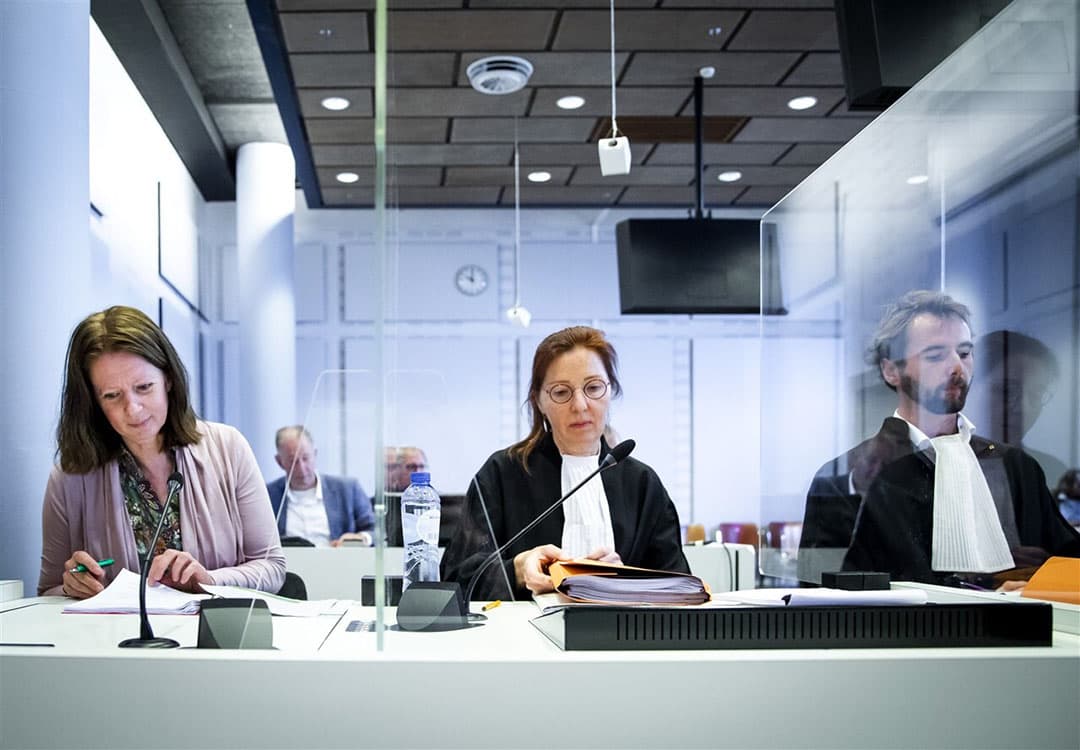 Geesje Rotgers van Agrifacts (links) met advocaten tijdens het eerder aangespannen kort geding over de veevoermaatregelen waarmee het ministerie van Landbouw, Natuur en Voedselkwaliteit (LNV) de stikstofuitstoot terug wil dringen. - Foto: ANP