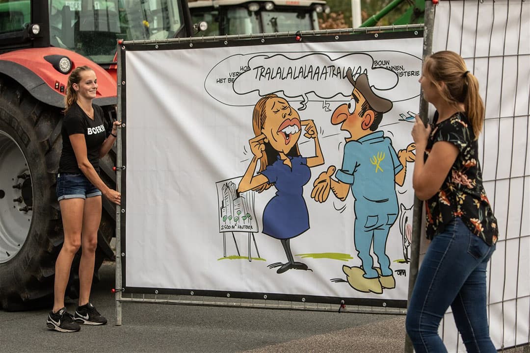 Zondag 16 augustus protesteerden boeren nog met trekkers tegen de voermaatregel, in het Mediapark in Hilversum waar minister Schouten te gast was bij tv-programma Zomergasten. - Foto: ANP/Caspar Huurdeman