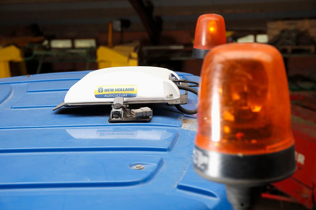Gps-systemen zijn makkelijk te vinden voor criminelen. De schade is niet alleen het het verloren materiaal maar ook vaak een onbruikbare machine. - Foto: Hans Prinsen