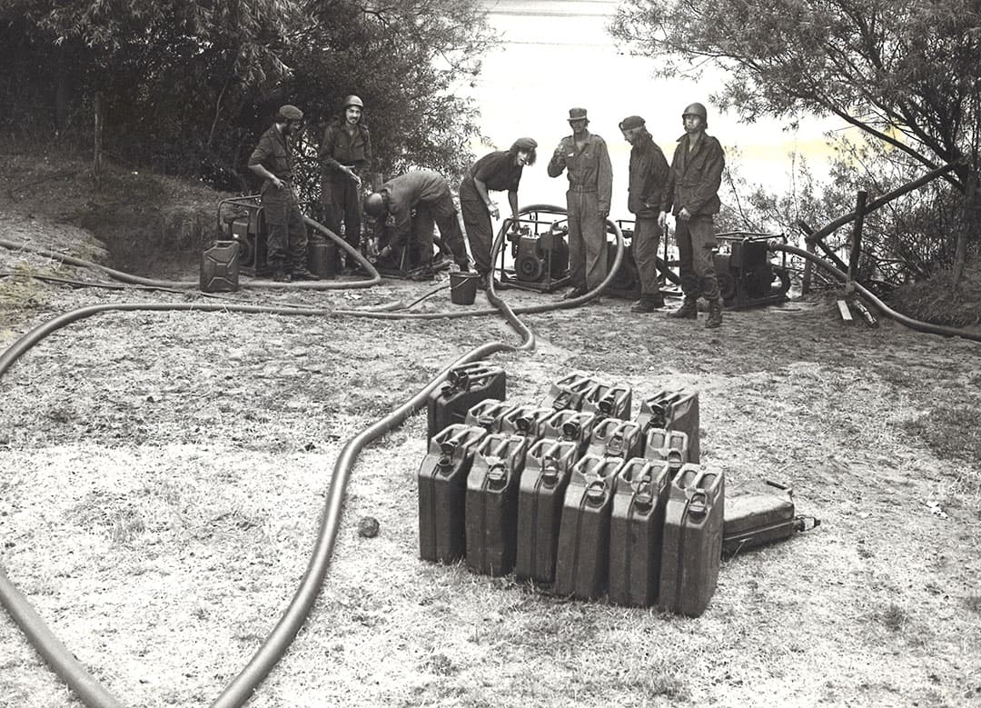 Het leger sprong bij om de ergste watertekorten bij boeren te helpen aanvullen. Het water in de jerrycans was vermoedelijk bedoeld als drinkwater voor vee. - Foto: Misset
