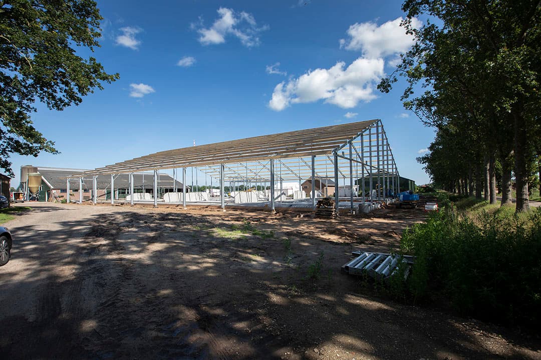 Grote investeringen zoals nieuwbouw van stallen en andere gebouwen zijn net als overnames belangrijke momenten voor de financiering van een bedrijf.  - Foto: Hans Banus