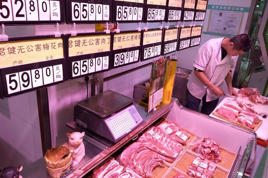 Varkensvlees op een markt in Peking. De vraag naar varkensvlees is in China enorm, maar de prijzen zijn hoog. - Foto: ANP
