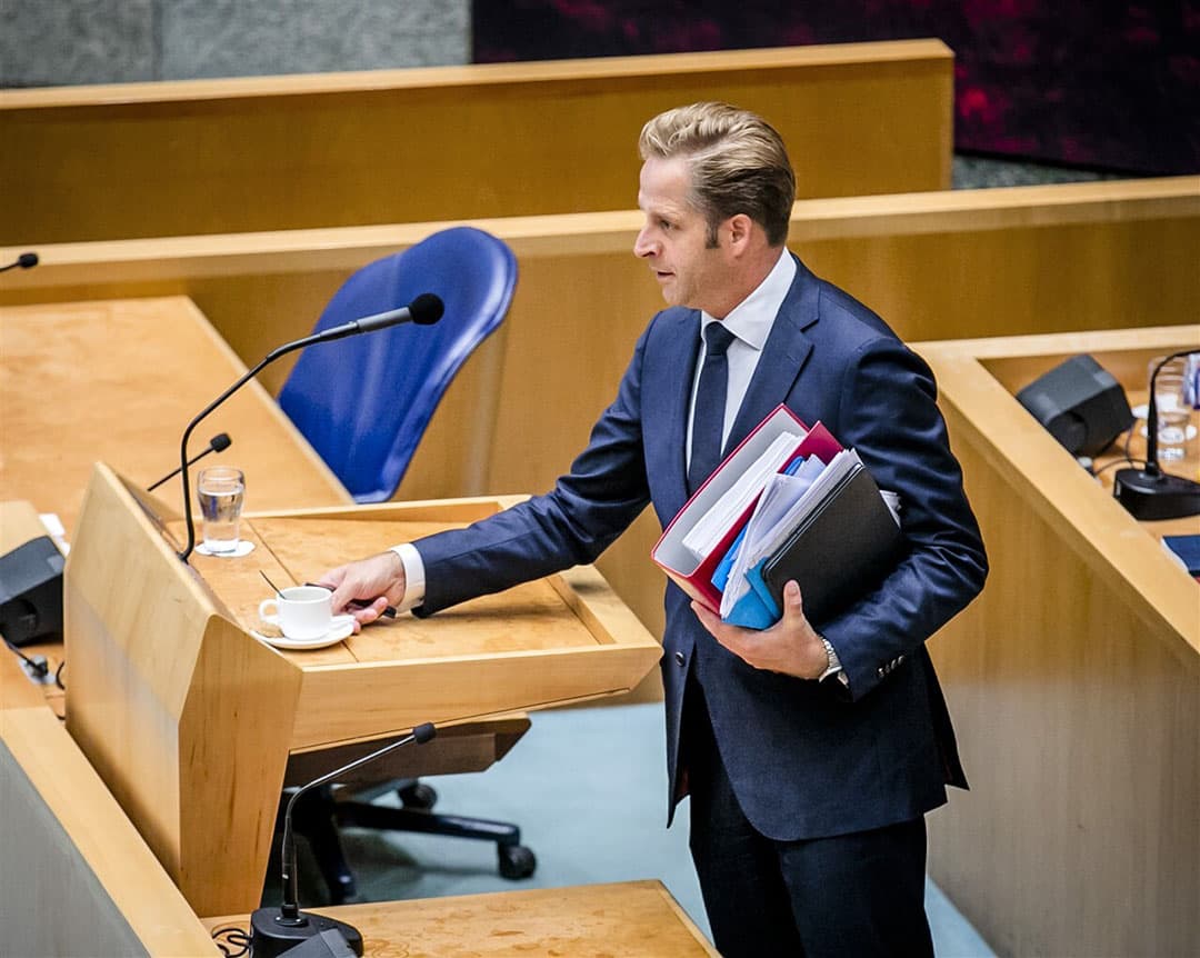 Hugo de Jonge laat in zijn antwoorden weten dat er geen signalen van coronabesmettingen zijn bij Van Rooi. Daarom ziet de GGD geen reden om een nieuwe steekproef uit te voeren. Foto: ANP