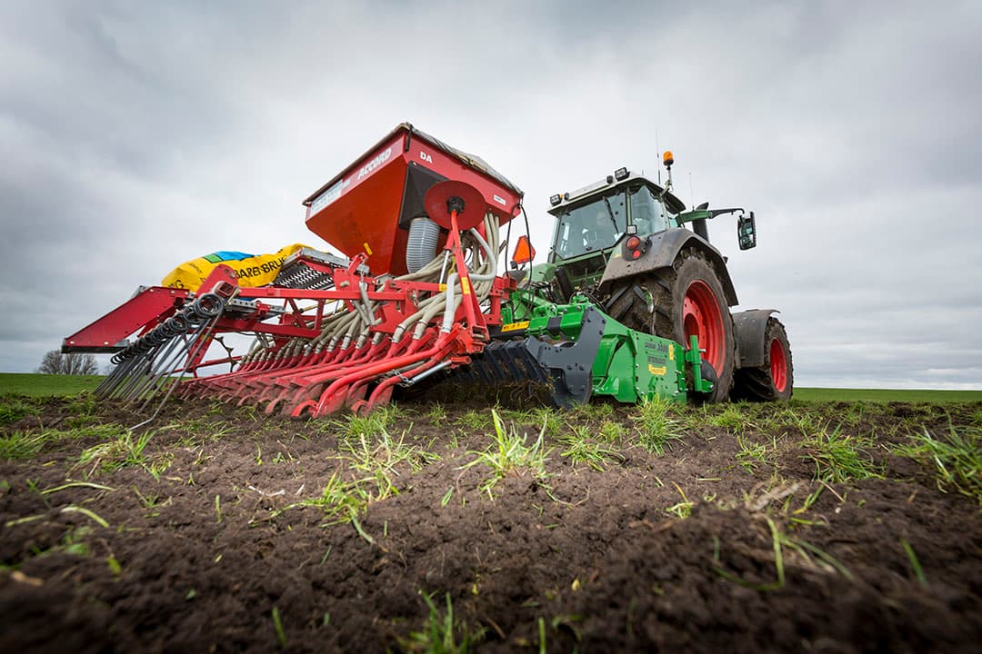 Schade door muizen en droogte noopten veehouders afgelopen jaren om grasland opnieuw in te zaaien. De trend op de lange termijn is dat de grasmat langer blijft liggen. - Foto: René den Engelsman