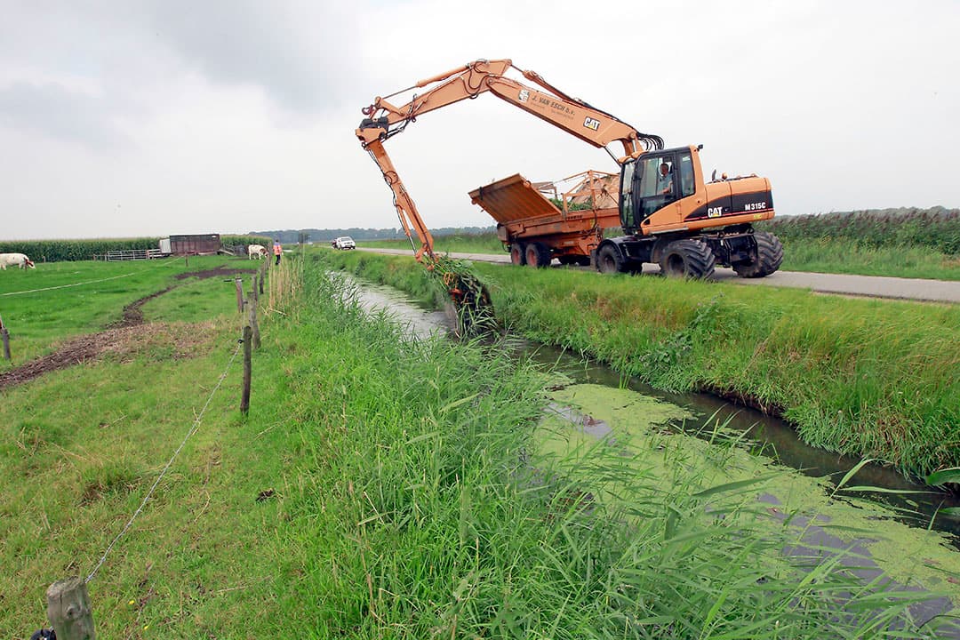 Het waterschap laat een waterloop langs landbouwgrond schonen. - Foto: Bert Jansen