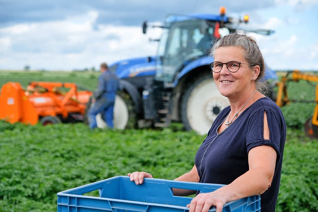 Kathrien Wierenga: "Onze locatie is heel handig gelegen op de route naar Lauwersoog. Mensen gaan voor een visje naar de dijk en nemen op de terugweg een zak aardappelen bij ons mee." - Foto's: Jan Willem van Vliet