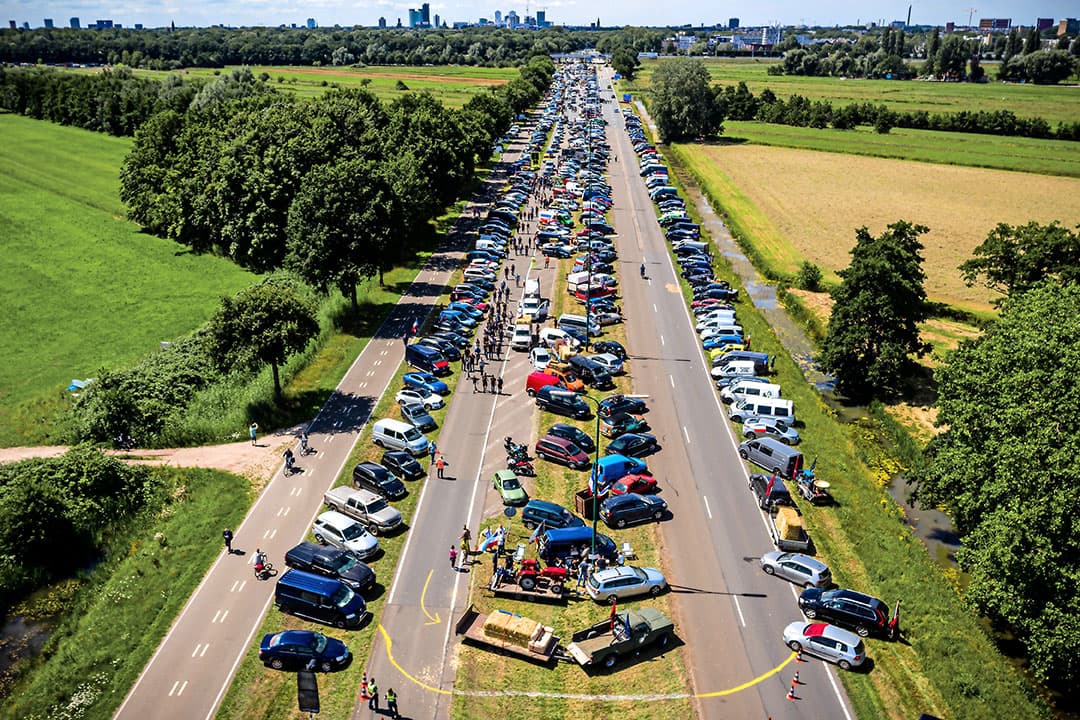 Luchtfoto van de drukte bij het boerenprotest in De Bilt nabij het RIVM. - Foto: ANP