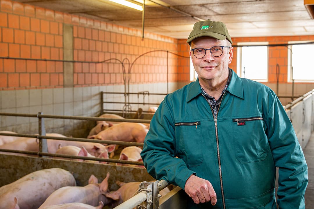 Hubertus Beringmeier, voorzitter van het Westfälisch-Lippischer Bauernverband, in zijn varkensstal. Beringmeier vindt dat voor importbiggen dezelfde castratie-criteria moeten gelden als voor biggen van Duitse bodem. - Foto: WLV / Peter Lessmann