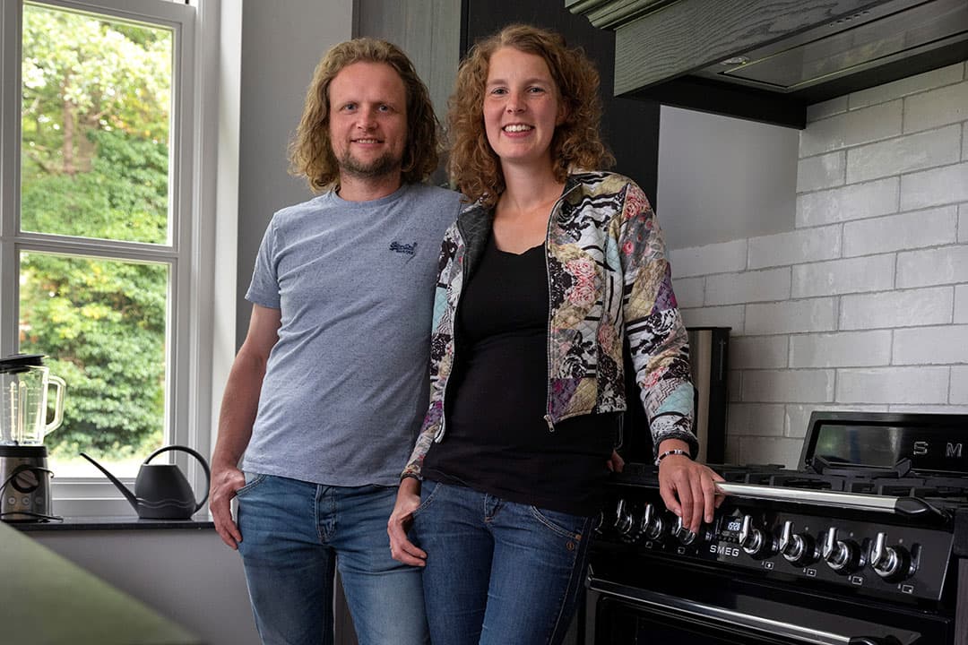 Johannes Weenink (34) en Coraly Schaper (33) en zoon Douwe wonen in Lievelde (Gld). Johannes heeft met zijn ouders en broer een bedrijf met 100 melkkoeien, 80 procent van de melk wordt zelf verkaasd. Er is een horecatak en een streekproductenwinkel: Kaasboerderij Weenink. Het bedrijf organiseert ook evenementen. Coraly werkt als dierenartsassistent bij Slingeland Dierenartsen. Evenementen vielen weg door de coronacrisis, maar tijdens de lockdown gebeurde ook iets moois: zoontje Douwe werd geboren. - Foto: Hans Prinsen
