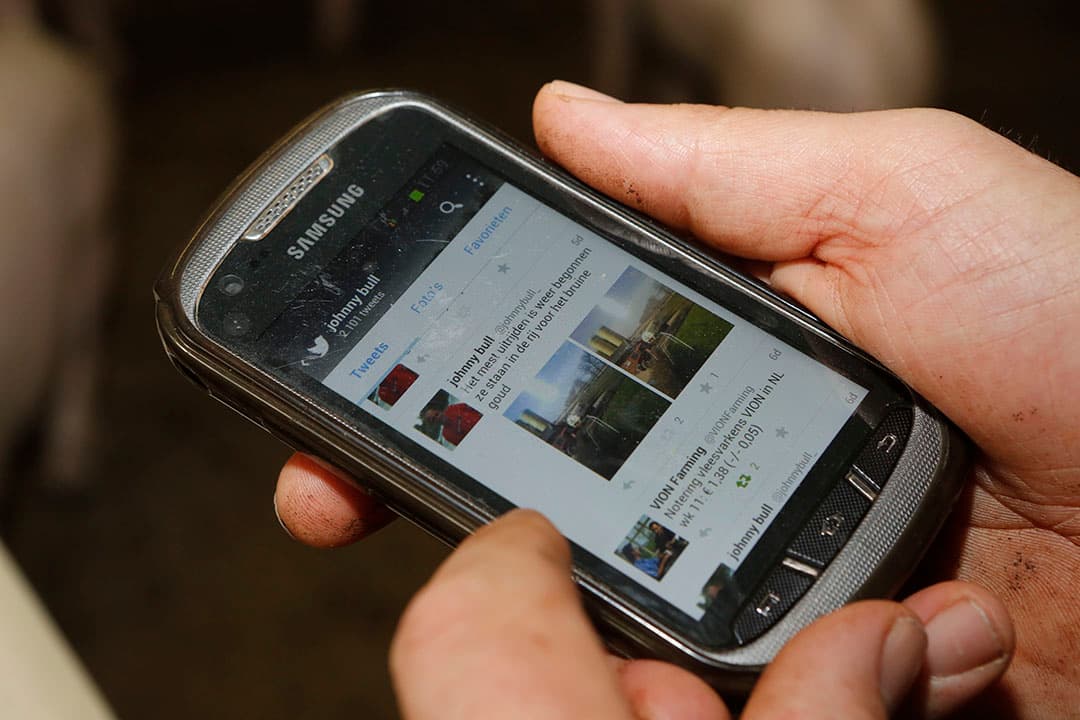 Een boer twittert vanuit zijn stal. We krijgen nu veel meer informatie binnen via Facebook, Twitter en andere platforms en steeds minder via het achtuurjournaal. -  Foto: Henk Riswick
