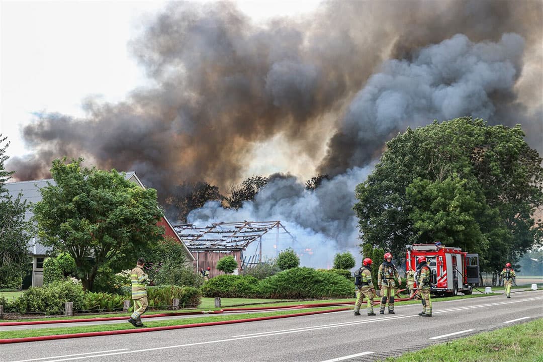 Door de harde wind greep het vuur op het akkerbouwbedrijf in Rutten snel om zich heen. - Foto: ANP/Ginopress