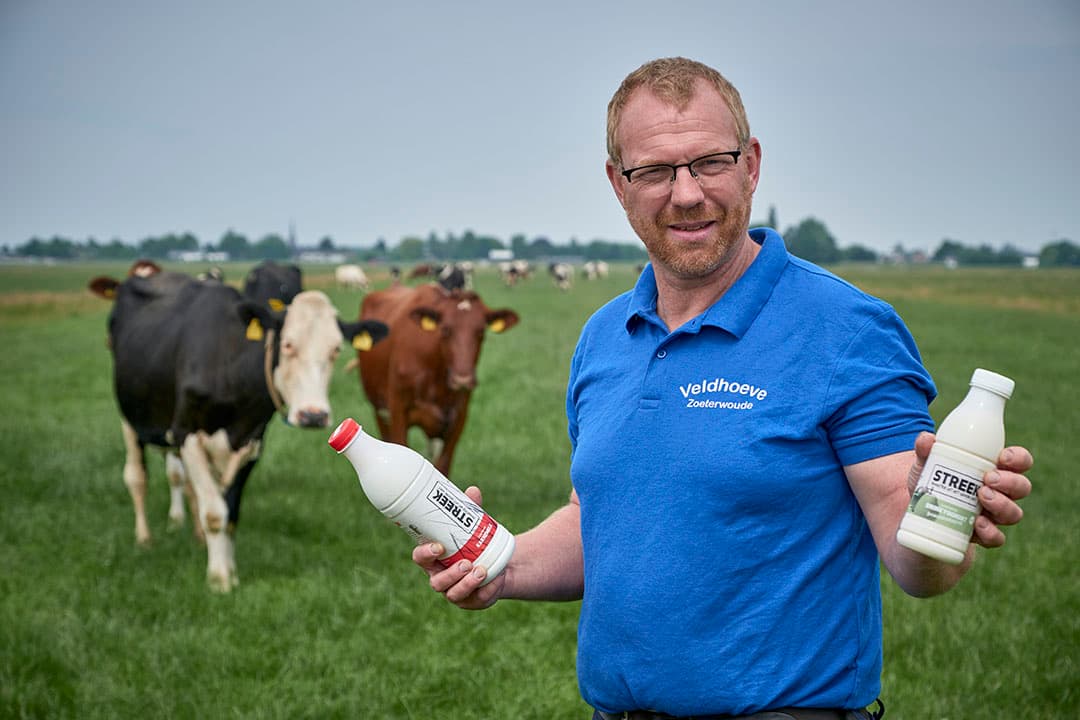 Melkveehouder Edwin Veldhuijzen is voorzitter van de Groene Hart Coöperatie en een van de deelnemende boeren. Hij maakt onder andere drinkyoghurt. - Foto: Roel Dijkstra