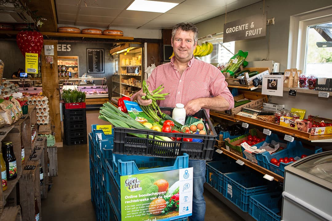 Corné van Roessel (49) maakt bestellingen klaar in zijn zaak in Goirle. Goei Eete, Online boodschappen rechtstreeks van de boer.
