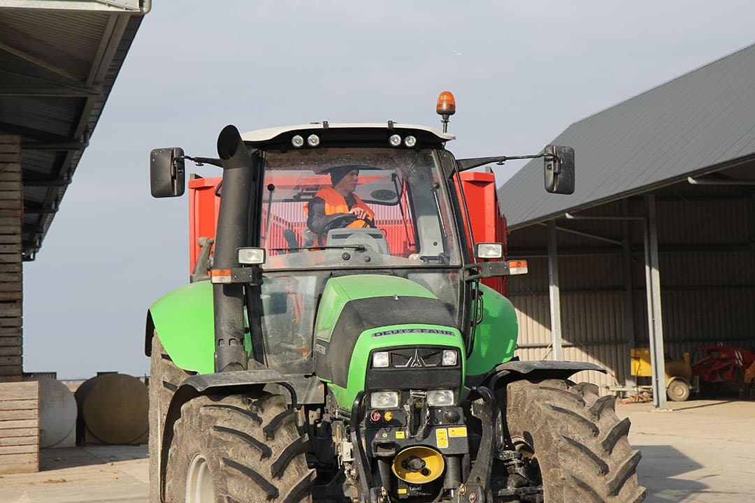 Het T-rijbewijs voor het rijden met trekkers en landbouwvoertuigen op de weg is ingevoerd op 1 juli 2015. - Foto: Matthijs Verhagen