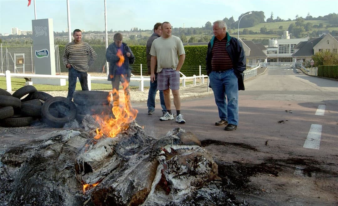 2004: Franse melkveehouders blokkeren de ingang van zuivelverwerker Nestlé. - Foto: Mychele Daniau/AFP