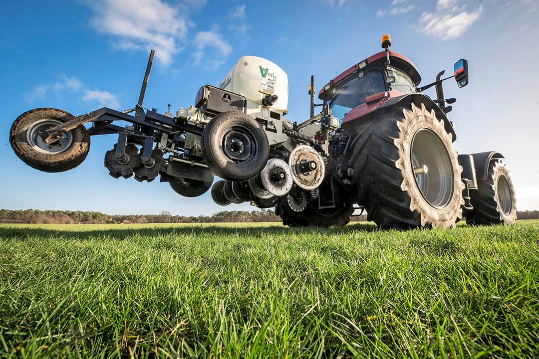Bodemscannen bij proefboerderij De Marke in Hengelo. Correlaties tussen bodemscans en grasgroei en -opbrengst blijken door droog of juist nat weer soms weerbarstig, en lastig te leggen. - Foto: Koos Groenewold
